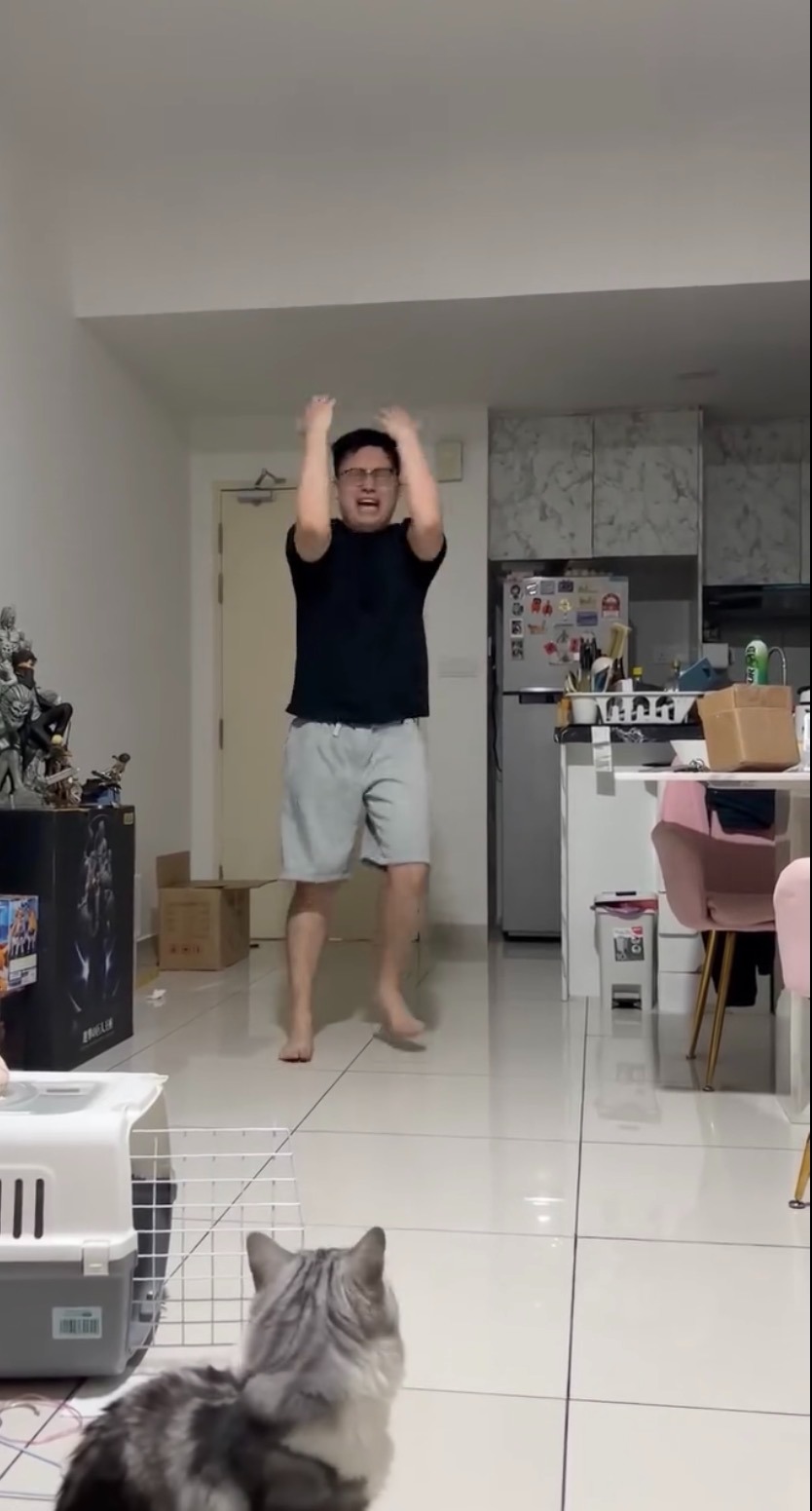 馬來西亞男子錯手剪爛《遊戲王》限量版神卡的一角,在家來回踱步狂哭。 馬來西亞男子錯手剪爛《遊戲王》限量版神卡的一角,在家來回踱步狂哭。