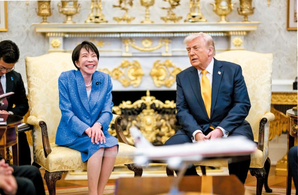 日本首相高市早苗在訪美行程中表現得很開心很興奮,由白宮所發的照片可見她在宴會廳的舉臂高呼、特朗普說話時縮膊傻笑,以及在「總統星光大道」的浮誇表情,讓人認為是有意矮化高市早苗。 日本首相高市早苗在訪美行程中表現得很開心很興奮,由白宮所發的照片可見她在宴會廳的舉臂高呼、特朗普說話時縮膊傻笑,以及在「總統星光大道」的浮誇表情,讓人認為是有意矮化高市早苗。