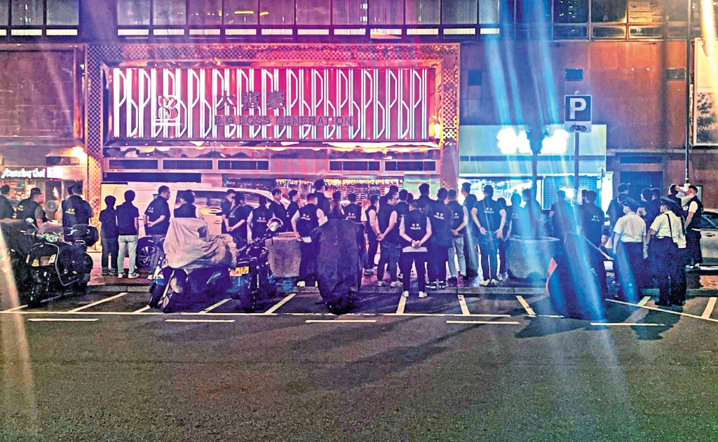 去年新大富豪開幕當日,警方高調監控一舉一動,晚上O記及西九反黑組等動員逾百人,突擊「查牌」。 去年新大富豪開幕當日,警方高調監控一舉一動,晚上O記及西九反黑組等動員逾百人,突擊「查牌」。