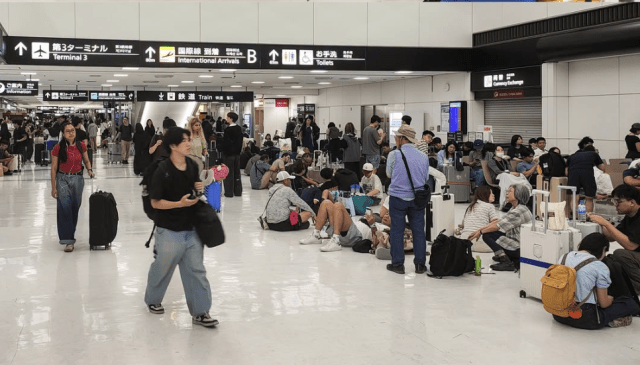 極端暴雨引發嚴重水浸，連帶成田國際機場的對外鐵路、巴士及公路交通全面中斷，導致逾4,000名旅客滯留航廈。 Facebook@LazyJapan懶遊日本