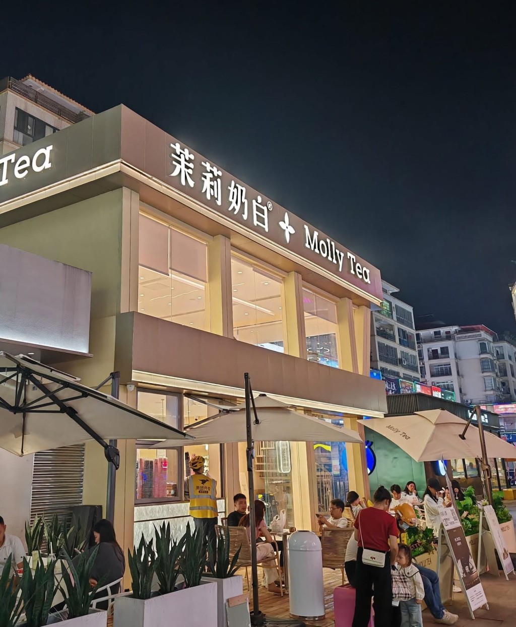 隨着茉莉奶白事件在社交媒體發酵，有網民發起到其店舖爆買以示支持。