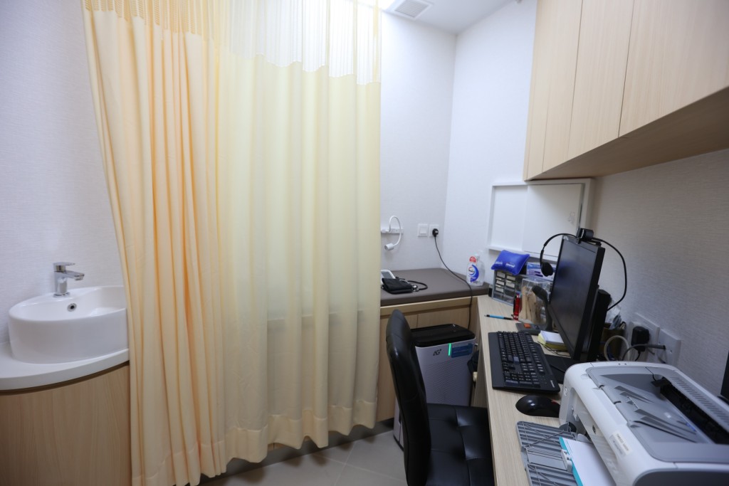 康健港島東新中心設有三個診症室,以縮短求診者輪候時間。 康健港島東新中心設有三個診症室,以縮短求診者輪候時間。