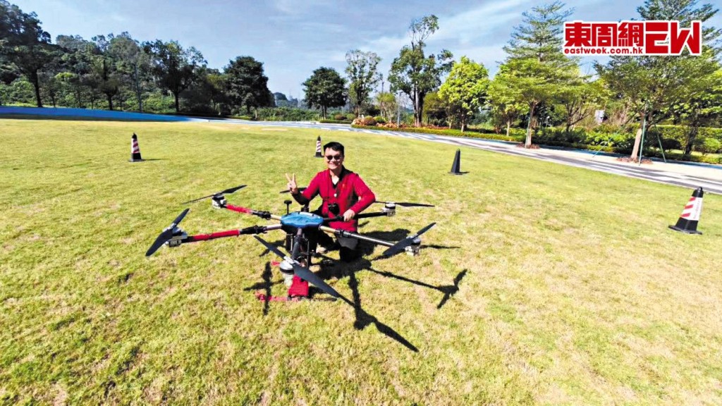 馮煒光近期考獲中型多旋翼超視距無人機機長證（CAAC），化身馮機長。