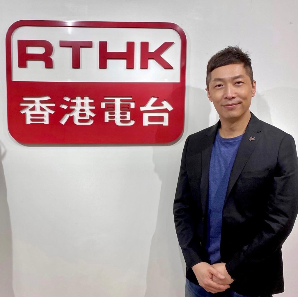 他突然宣佈辭去新城職務後，有傳他有意做廣播處長及加入政界。
