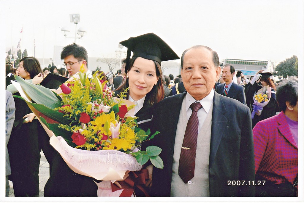 養母去世後，江玉歡與養父相依為命，○七年取得房地產碩士時，爸爸也來出席她的畢業禮。