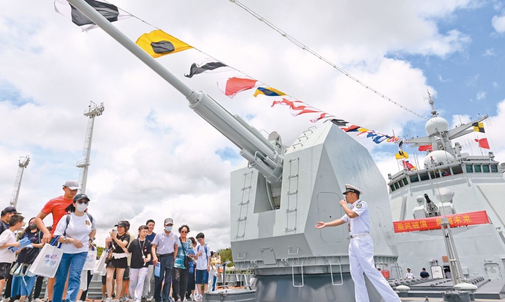 南寧艦與衡陽艦訪問香港交流,吸引不少軍迷上船參觀。 南寧艦與衡陽艦訪問香港交流,吸引不少軍迷上船參觀。