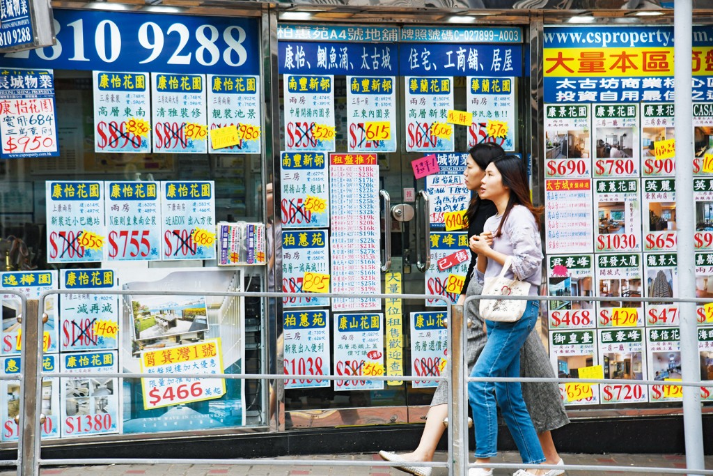 隨着一手新樓以低市價開售,二手樓業主不得不劈價求售,蝕讓個案越來越多。 隨着一手新樓以低市價開售,二手樓業主不得不劈價求售,蝕讓個案越來越多。