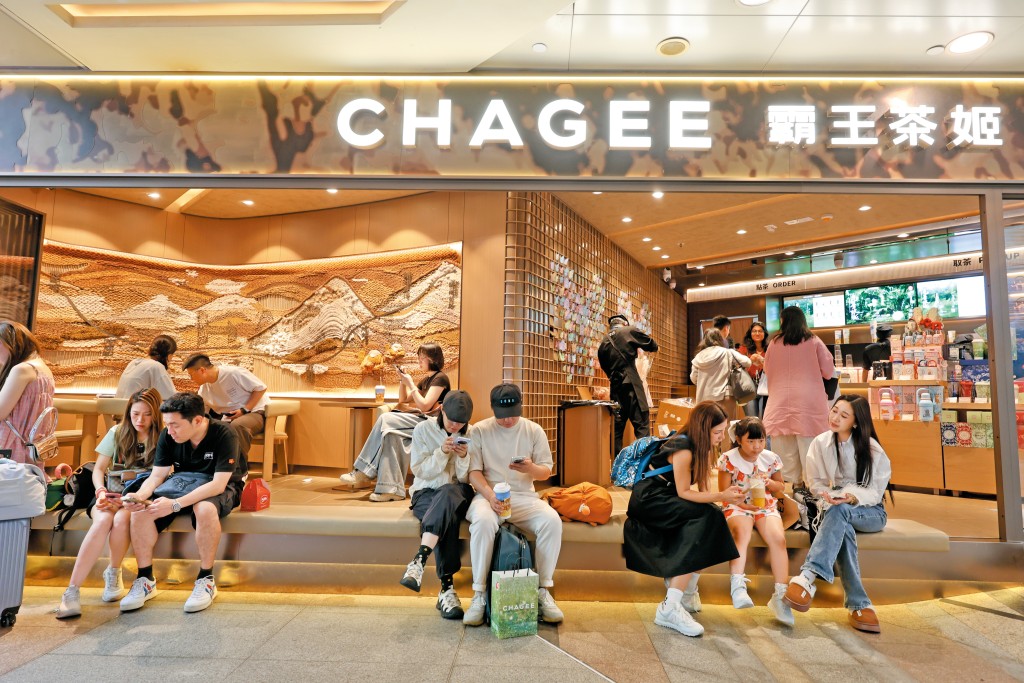 霸王茶姬二四年來港開店，開業首日推免費贈飲，加上不滿意就重做的服務承諾，下單後需輪候超過六百多杯，十分誇張。