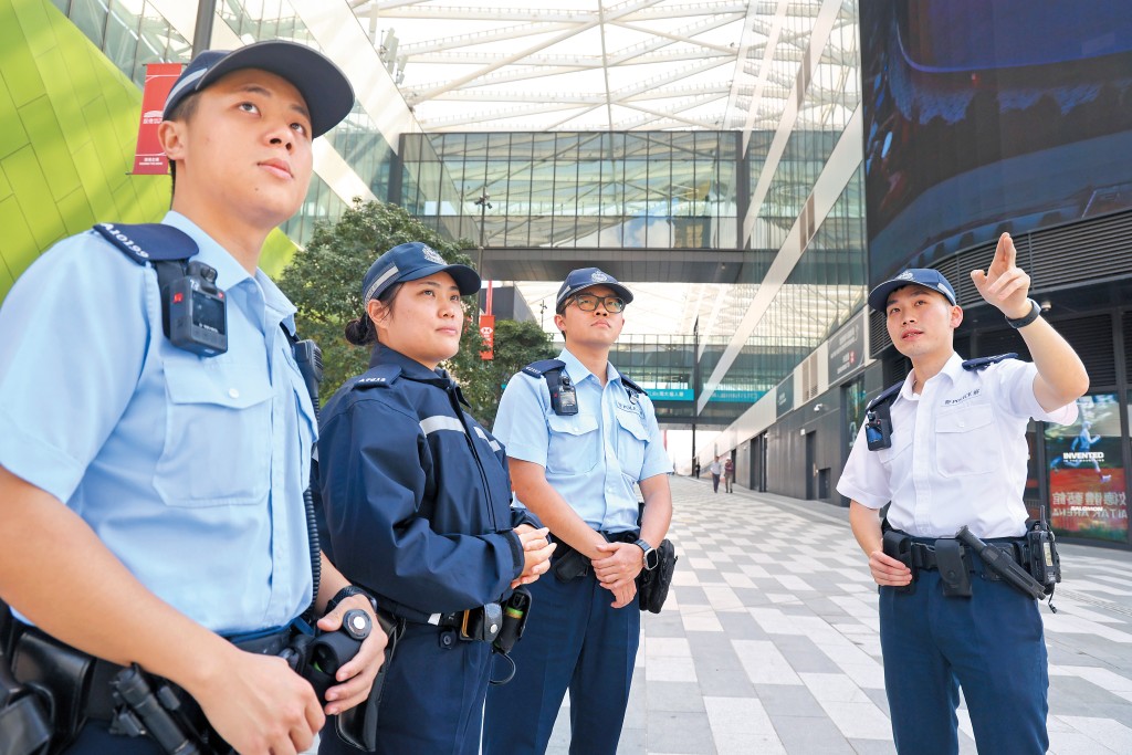 啟德體育園在農曆新年前舉行年宵市集外，過年期間亦開設不少新春主題店，估計吸引大批市民及旅客到訪，警方會增加警力覆蓋。