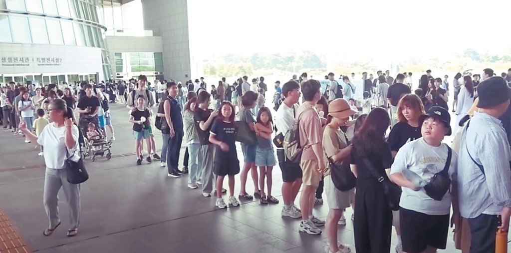 「老虎Derpy」成為人氣新寵，觀眾更排隊搶購韓國國立中央博物館有售的「喜鵲虎徽章」與「黑唇帽帶圓珠筆」。