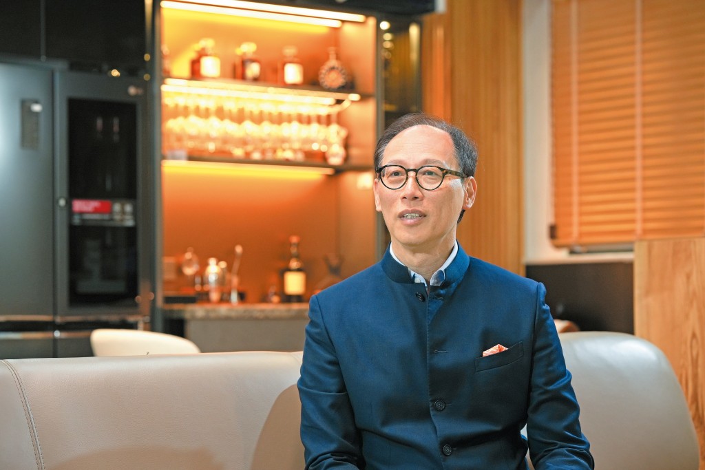 鄺錦明身後的鋼材酒櫃是他近年的得意之作，是粉嶺豪宅高爾夫．御苑的樓盤內置傢俬。