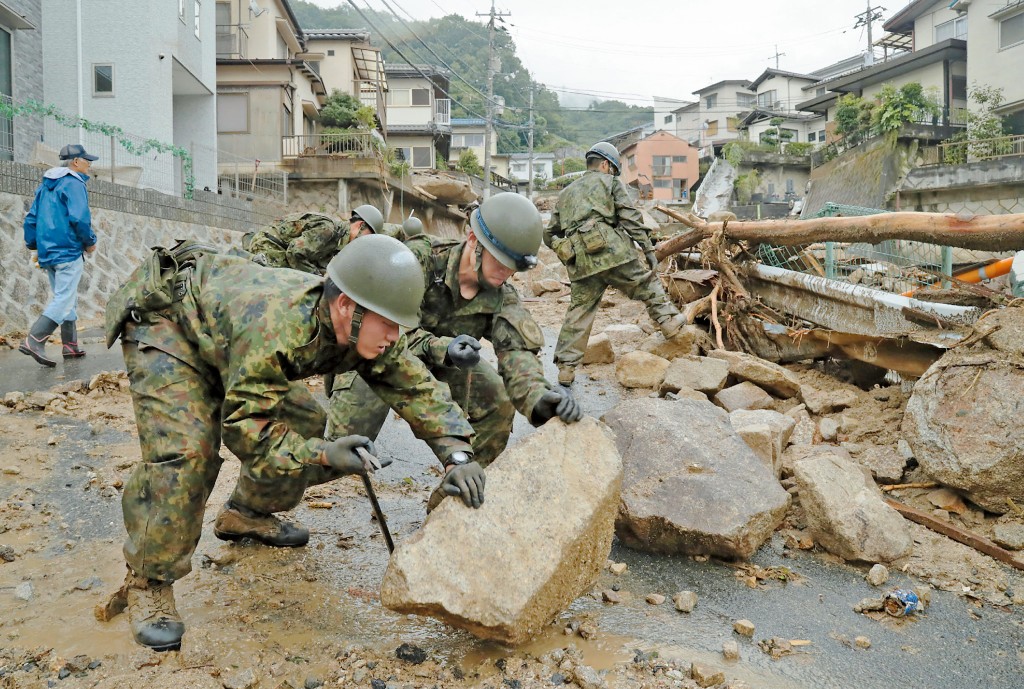 日本自衛隊經常出動參與救災行動。