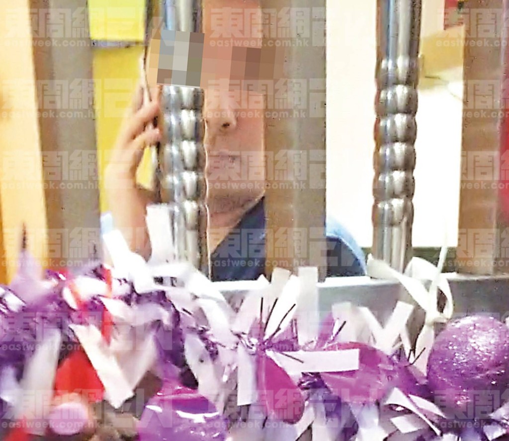 本刊記者周日到訪凌Ｘ庭住所，當時正在傾電話的他親自應門，得知是記者造訪，隨即關門。