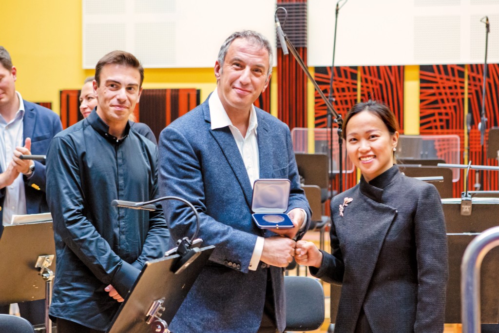 葉詠媛(右)今年九月於國際樂壇兩年一度的頂尖賽事 「2025費力西國際指揮大賽」中榮獲季軍,亦是首位於此大賽獲得殊榮的香港指揮家。 葉詠媛(右)今年九月於國際樂壇兩年一度的頂尖賽事 「2025費力西國際指揮大賽」中榮獲季軍,亦是首位於此大賽獲得殊榮的香港指揮家。