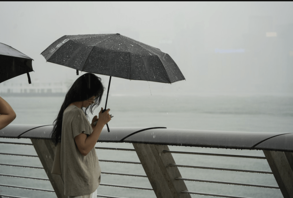 雖然未來數日日間依然炎熱並伴有陽光，但隨後的下周中後期天氣將轉趨惡劣，局部地區更會出現雷暴，市民外出宜常備雨傘。