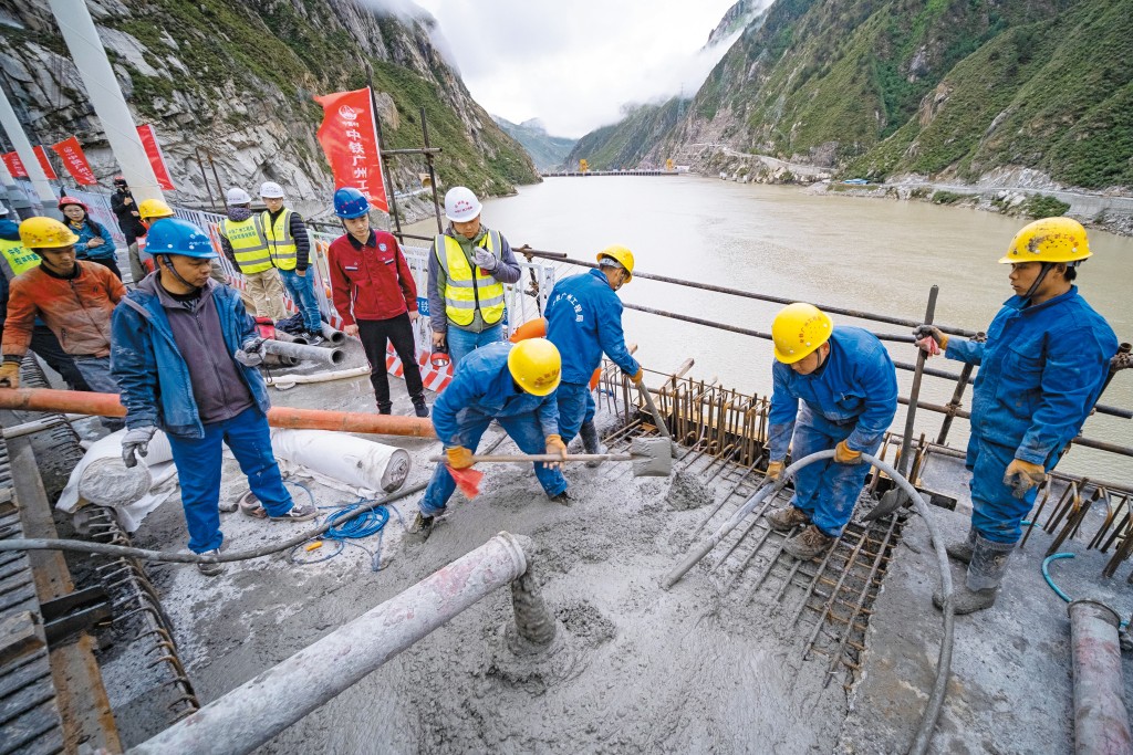 水霸發電站需要大量配套建設，如高等級公路、橋樑等，將徹底改變西藏交通閉塞的現狀。