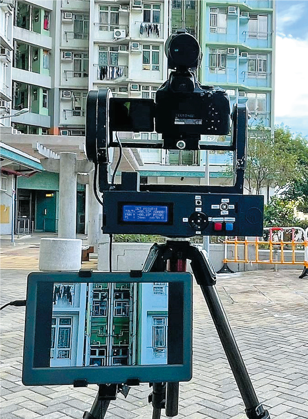 透過遠距離相機於大廈外拍攝立管影像，能大幅減少員工高空工作的需要，進一步提升檢查效率與安全水平。