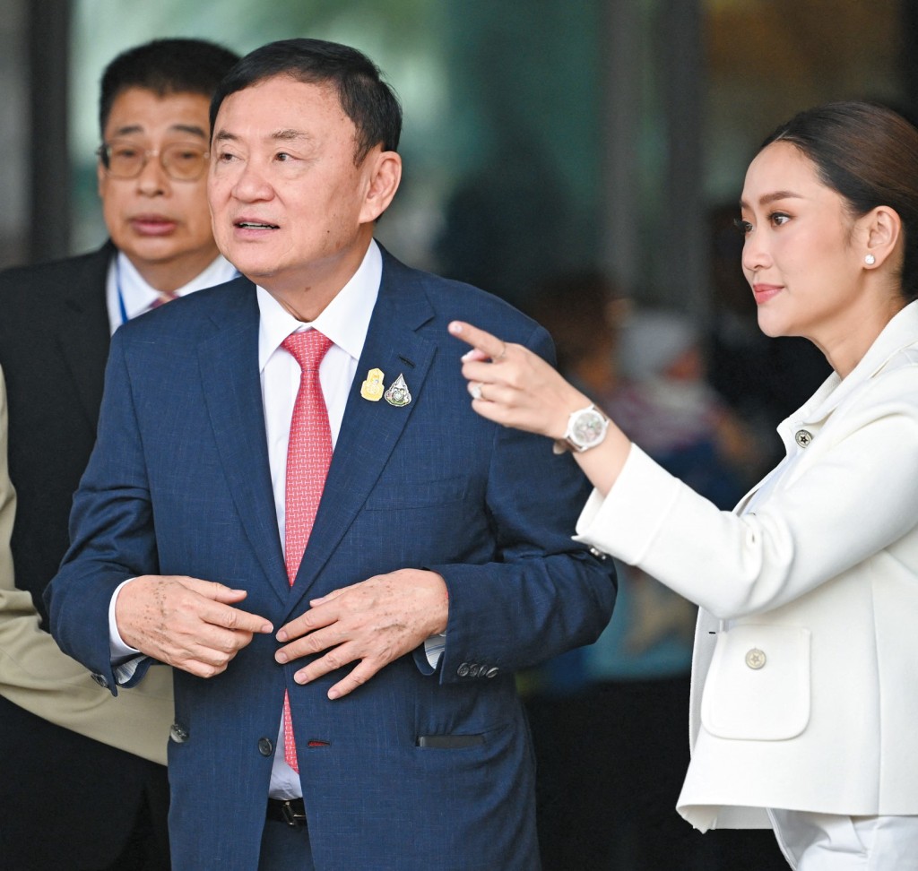 泰國前總理他信(左)常被指在女兒佩通坦(右)背後指手劃腳,左右政府決策。 泰國前總理他信(左)常被指在女兒佩通坦(右)背後指手劃腳,左右政府決策。