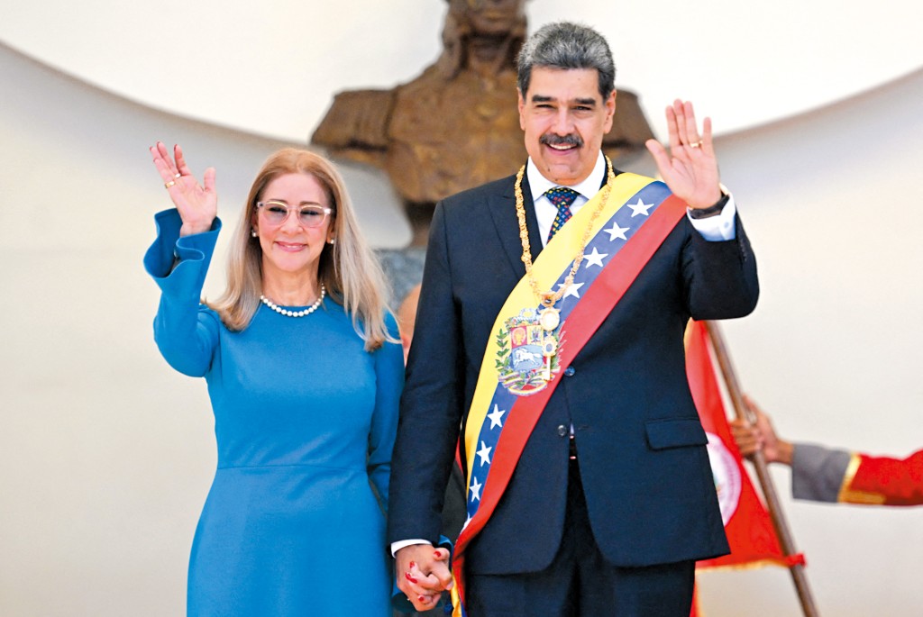 馬杜羅（右）早年任職巴士司機，其妻子（左）原為律師，被指是幕後操盤人。