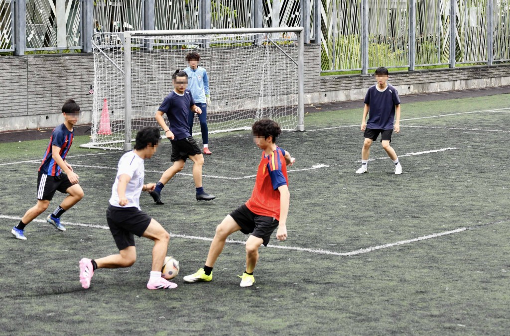警方提防青少年容易墮入外圍賭博的糖衣陷阱,會進駐校園,向學生開展宣傳與教育攻勢。 警方提防青少年容易墮入外圍賭博的糖衣陷阱,會進駐校園,向學生開展宣傳與教育攻勢。