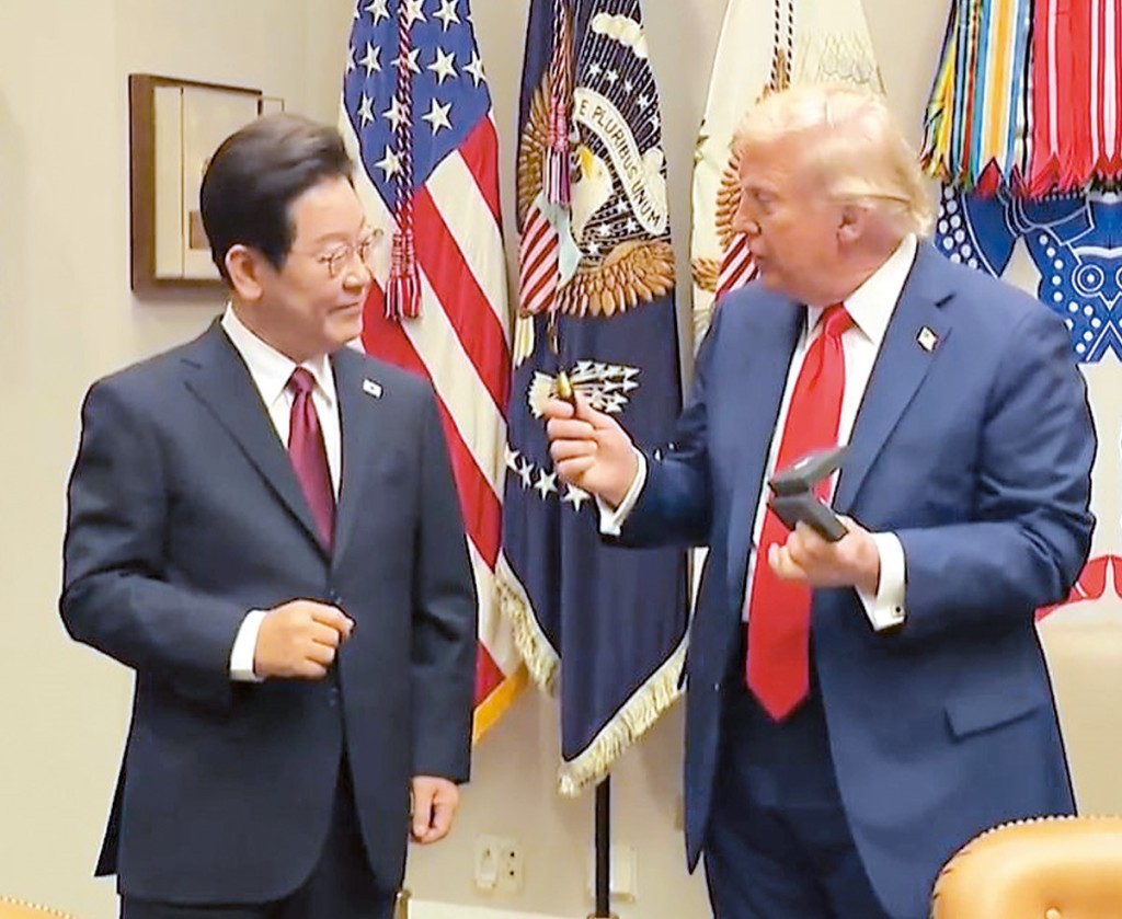 李在明上任後首次訪問美國,靠一支筆與特朗普建立友好關係。 李在明上任後首次訪問美國,靠一支筆與特朗普建立友好關係。