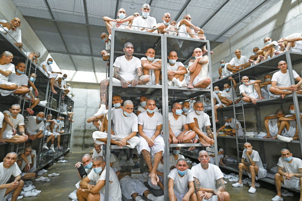 薩爾瓦多興建的超級監獄CECOT,專門關押殺人犯、毒販及黑幫分子等重案罪犯。 薩爾瓦多興建的超級監獄CECOT,專門關押殺人犯、毒販及黑幫分子等重案罪犯。