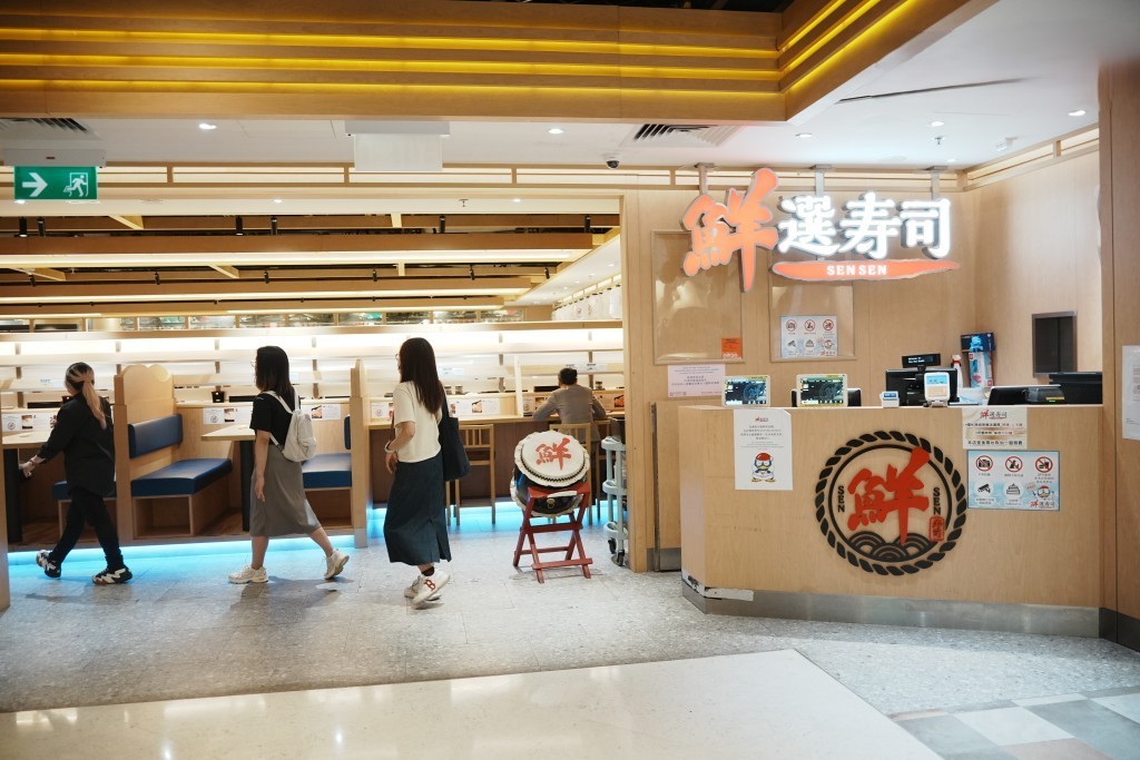 「鮮選壽司」午膳時間店內客人屈指可數,最多僅有10桌客人 「鮮選壽司」午膳時間店內客人屈指可數,最多僅有10桌客人