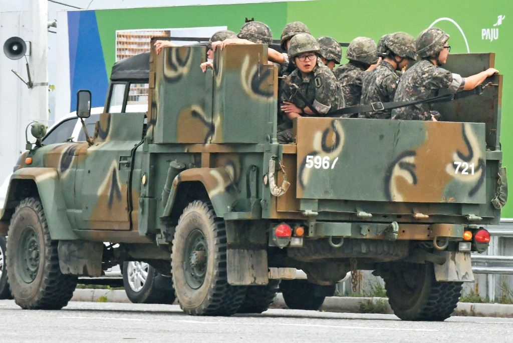 南韓是強制兵役法，適齡男子必須入伍服役。