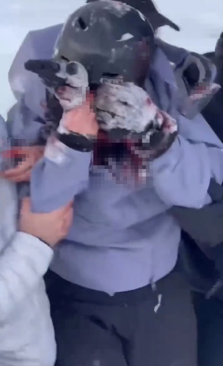 影片截圖可見,女客手上及衣物都有血跡。 影片截圖可見,女客手上及衣物都有血跡。