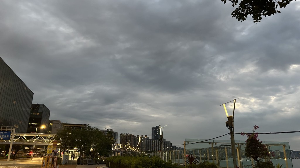 本港地區今日大致天晴及乾燥。日間最高氣溫約24度。吹和緩東北風 本港地區今日大致天晴及乾燥。日間最高氣溫約24度。吹和緩東北風