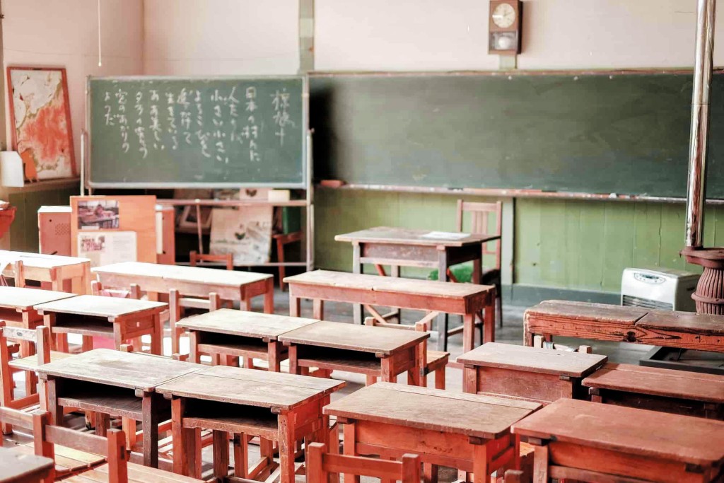 中小學廢校數量不斷增加,最終亦影響大學收生。 中小學廢校數量不斷增加,最終亦影響大學收生。