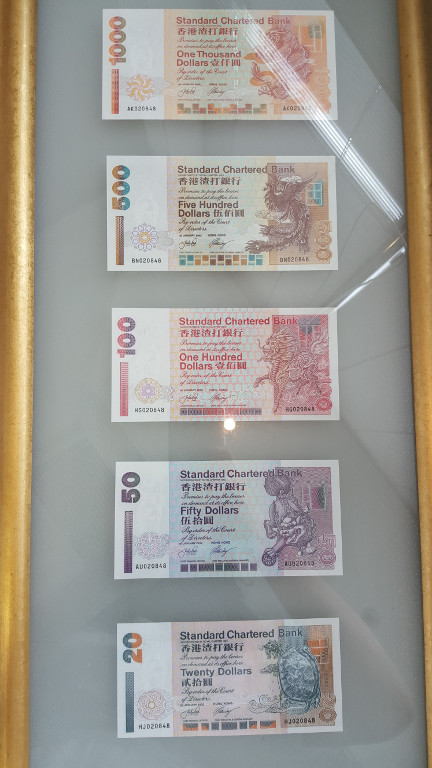 許仕仁收藏中，有港澳紀念鈔，包括一套五張的渣打紀念鈔及澳門特區成立紀念鈔