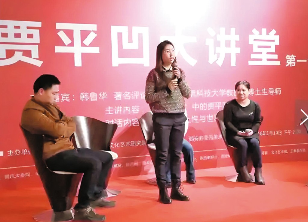 賈淺淺（中）原本在二二年獲推薦加入中國作家協會，最後因輿論譏諷她的作品低俗空洞而被除名。