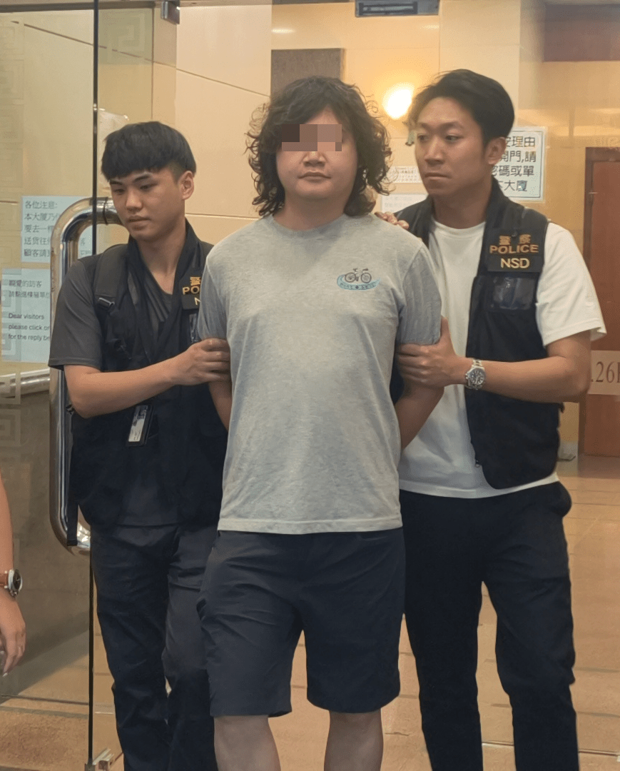 三十七歲鄧浩榮是網絡頻道《爆炸頭》經營者。