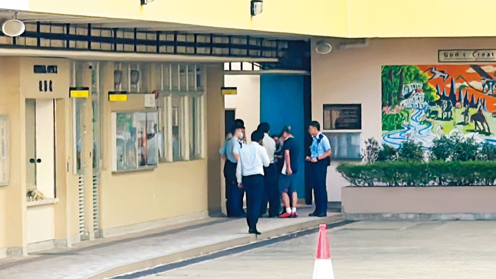 今年截至十月,全港中、小學匯報的學生懷疑自殺身亡個案有二十七宗。 今年截至十月,全港中、小學匯報的學生懷疑自殺身亡個案有二十七宗。