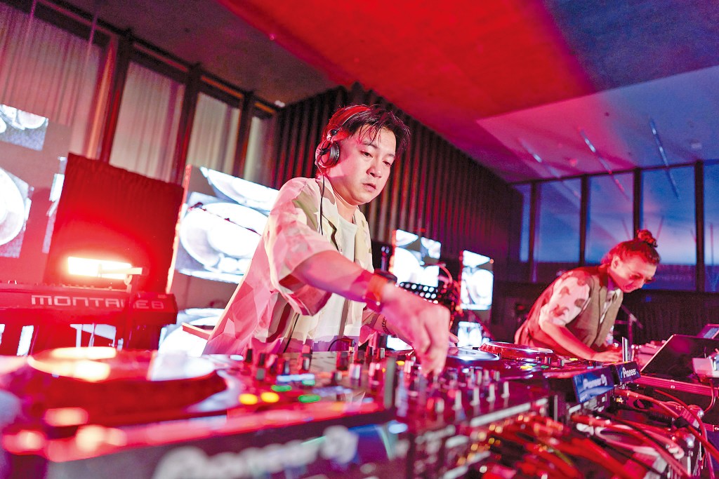 黃偉勳○五年開始擔任DJ，又是職業鼓手，曾為天后容祖兒的Eternity演唱會擔任鼓手，容祖兒也因為支持他，早前在廣東歌派對中驚喜現身。