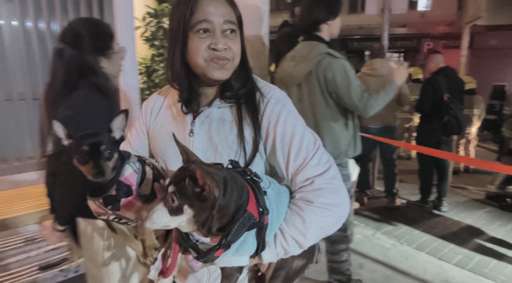 附近居民抱起愛犬撤離至地面。 附近居民抱起愛犬撤離至地面。