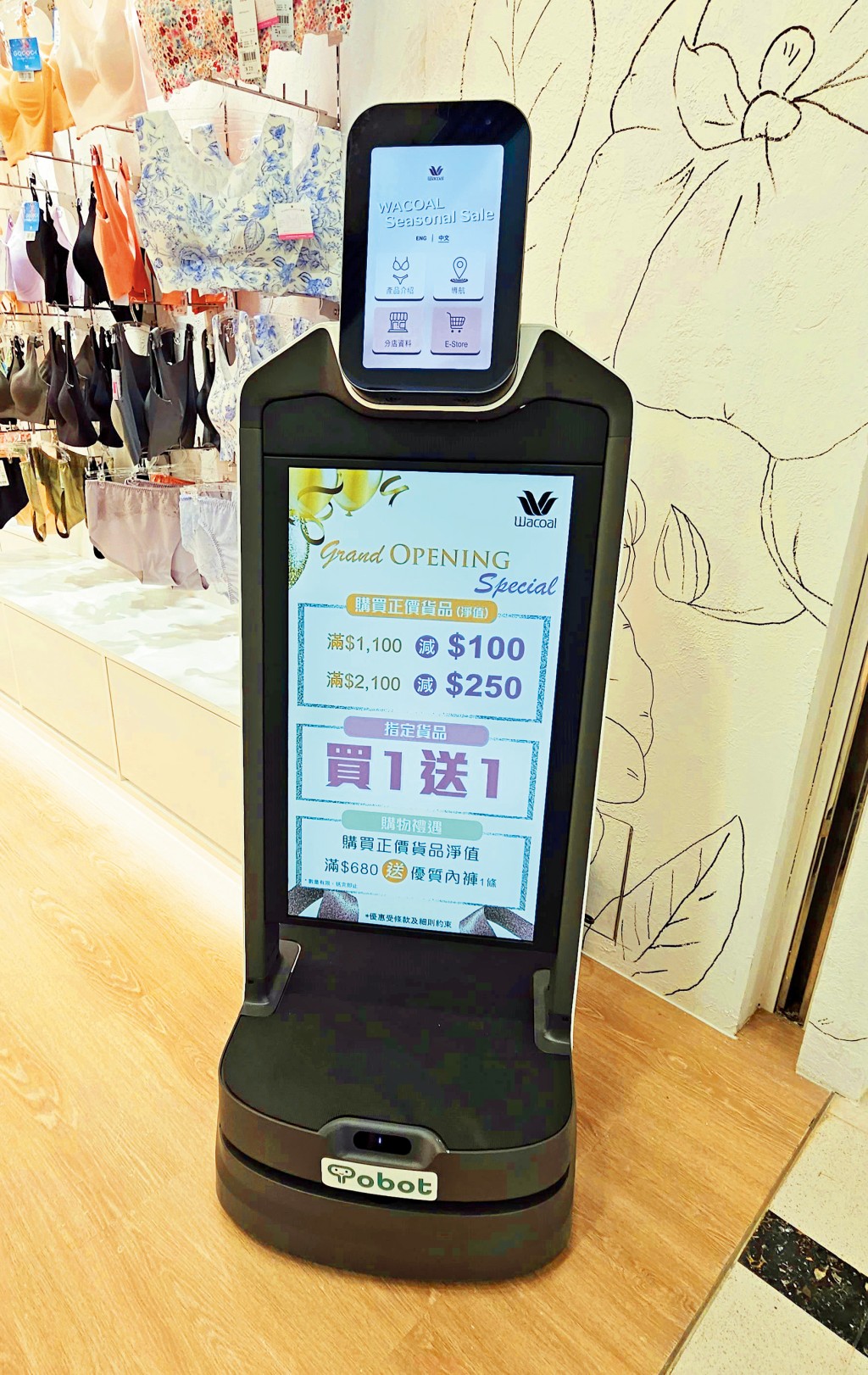 Wacoal引入「迎賓機械人」,只需在屏幕上輸入指令,機械人便會帶領顧客導覽店舖,並指引至相關產品位置。 Wacoal引入「迎賓機械人」,只需在屏幕上輸入指令,機械人便會帶領顧客導覽店舖,並指引至相關產品位置。
