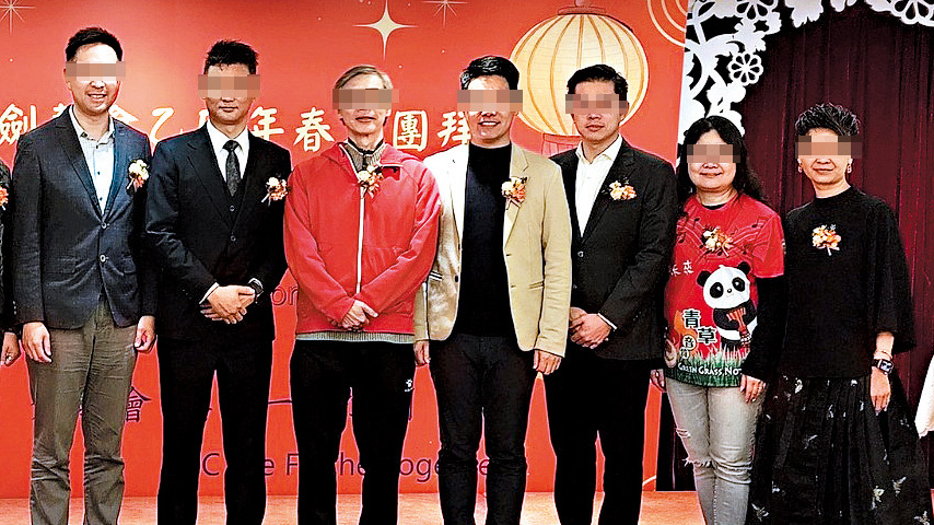 丘X華(右三)被指與姓謝校長(左三),是舅父和外甥的關係。 丘X華(右三)被指與姓謝校長(左三),是舅父和外甥的關係。