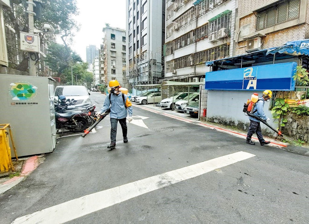 今年一月,台北大安區一名老翁感染漢他病毒死亡,環保局立即派員在其住所附近進行消毒。 今年一月,台北大安區一名老翁感染漢他病毒死亡,環保局立即派員在其住所附近進行消毒。