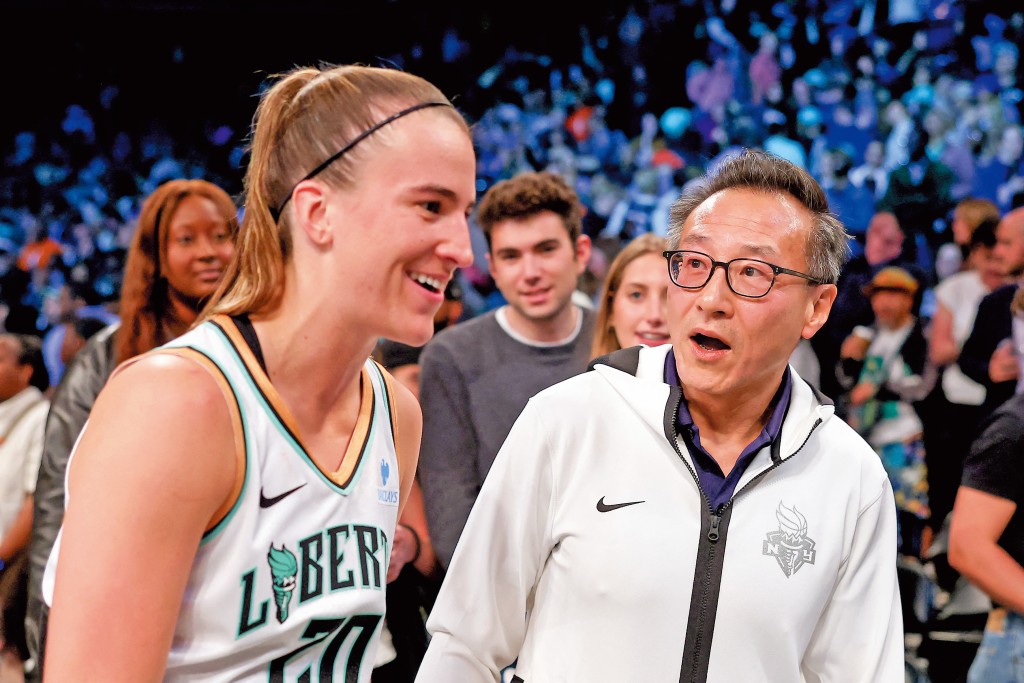 阿里巴巴主席蔡崇信買下籃網隊,是首位真正擁有NBA球隊的華裔富豪。 阿里巴巴主席蔡崇信買下籃網隊,是首位真正擁有NBA球隊的華裔富豪。