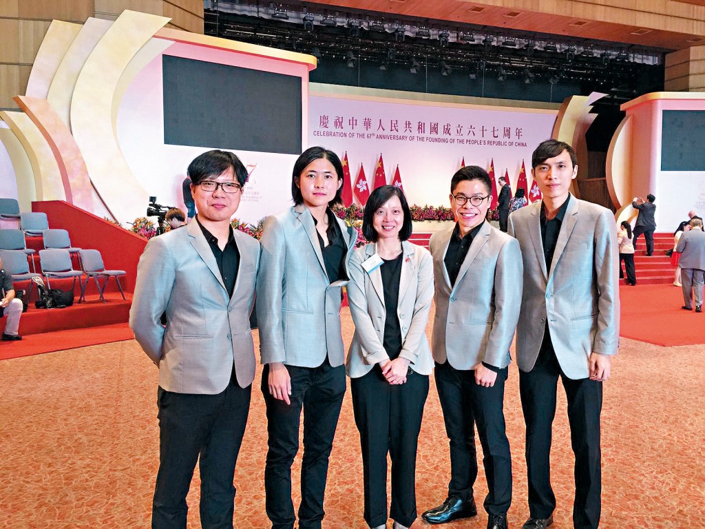 Ella(中)與一眾同事出席民政酒會。 Ella(中)與一眾同事出席民政酒會。