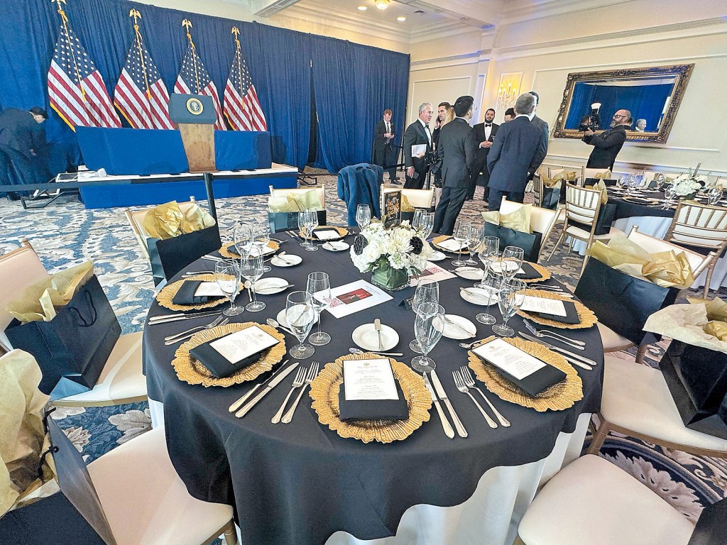特朗普為催谷Trump幣銷情，去年曾舉辦晚宴，邀請持幣量前二百二十名的投資者共進晚餐，受邀者能聽取他對於加密貨幣未來發展看法的演講。