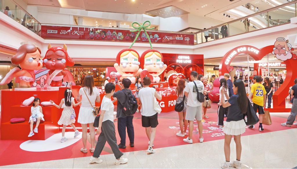 不少商場均推出熱門角色限定店以招人流。 不少商場均推出熱門角色限定店以招人流。