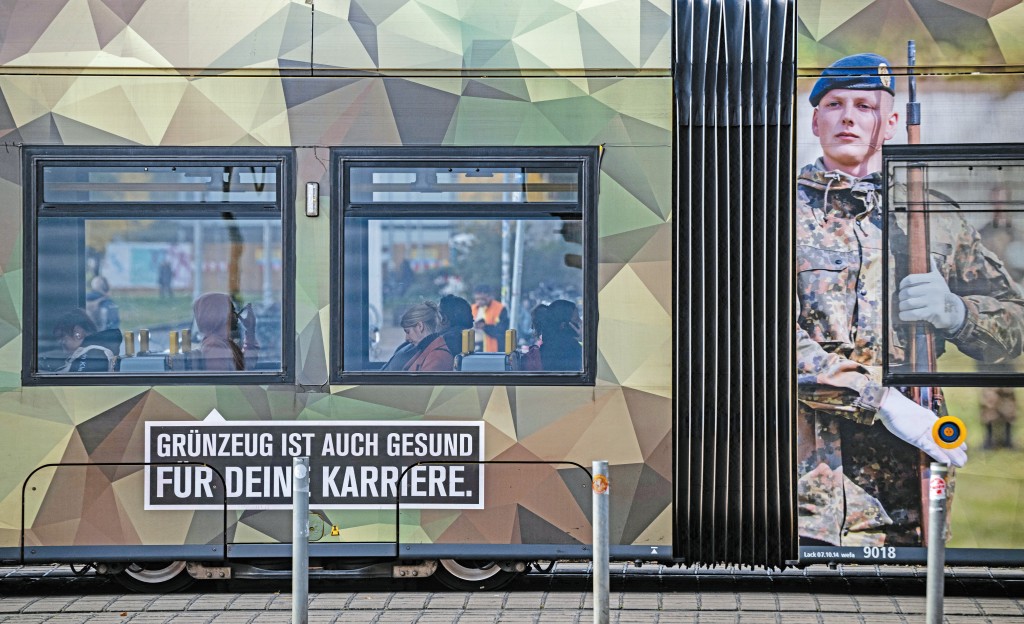 在北約同盟國中，德國軍隊人數的比例跑輸別國，而唯一可做的就只好大賣招兵廣告。