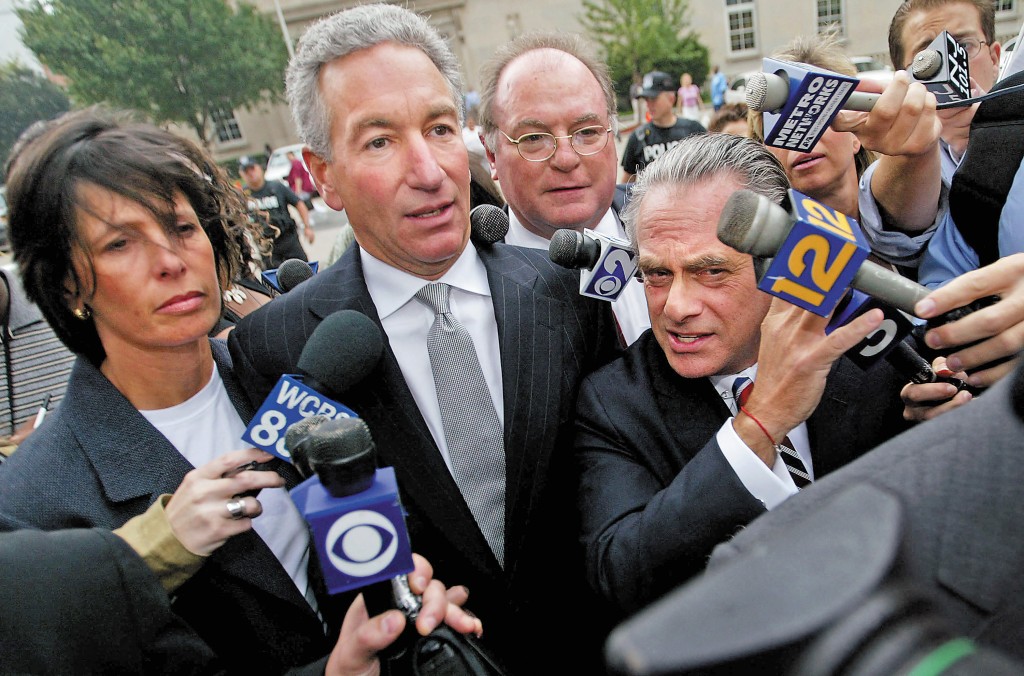 查爾斯干十八項刑事罪行被判入獄兩年,後獲親家特朗普以「曾推動改革和慈善」為由特赦。 查爾斯干十八項刑事罪行被判入獄兩年,後獲親家特朗普以「曾推動改革和慈善」為由特赦。