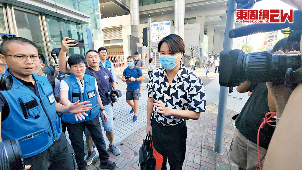 袁彌昌早前就被懸紅通緝的袁弓夷涉嫌違反《香港國安法》一案，被警方國安處人員帶返警署，圖為他協助調查後離開。