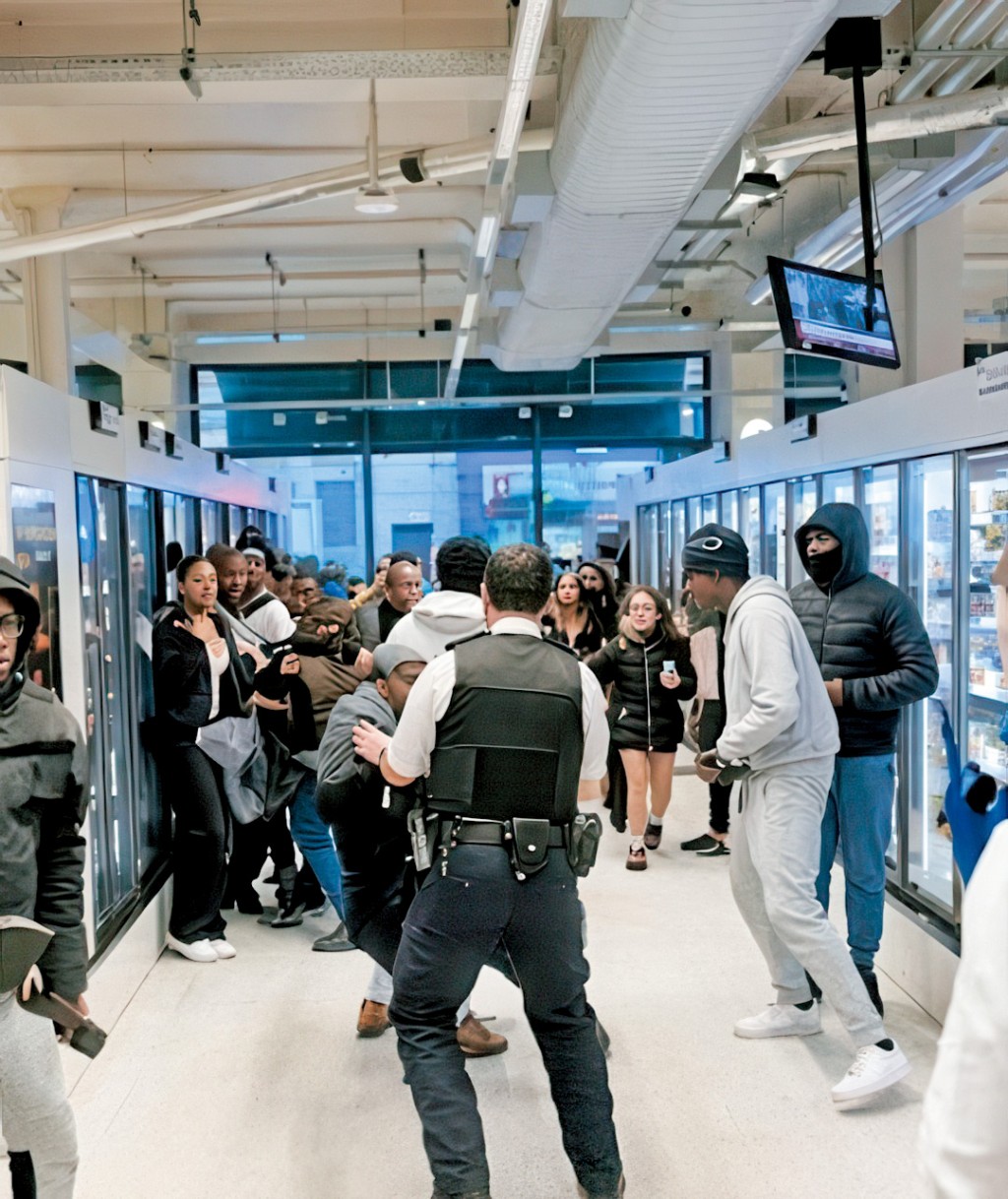 大批年輕人衝入馬莎百貨洗劫，被警員驅趕走出街道引發更大混亂。