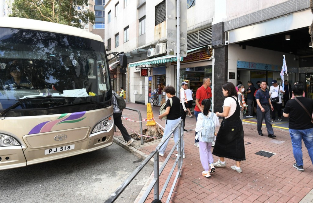 11 月訪港內地旅客佔約304萬，按年增19%；首 11 月訪港內地旅客佔約 3,450 萬人次，按年多11%。