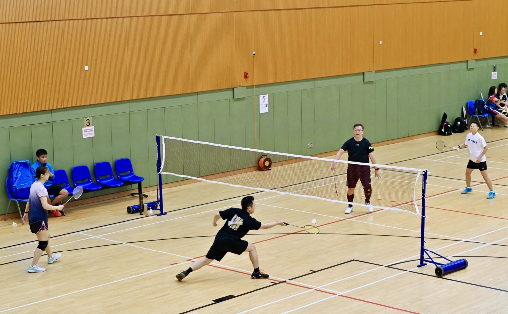 教材提到學生如有性衝動「可去打羽毛球」，引發熱議